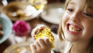 فوائد تناول الطعام بفم مفتوح