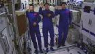 رواد فضاء صينيون يدخلون مختبر "القصر السماوي"