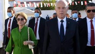 قيس سعيد وزوجته بعد الإدلاء بصوتهما