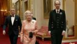 طاهٍ ومصممة أزياء.. الأقرب للملكة إليزابيث من بين موظفيها