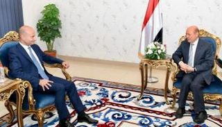 جانب من لقاء رئيس مجلس القيادة الرئاسي والسفير الفرنسي في عدن