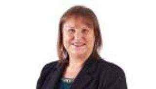 أول رئيسة لرابطة الدوري الإنجليزي.. من هي أليسون بريتين "مشجعة يونايتد"؟