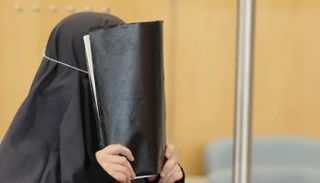 المتهمة خلال المحاكمة