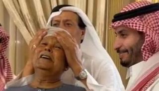 رجل الأعمال يقبل رأس عم شوقي