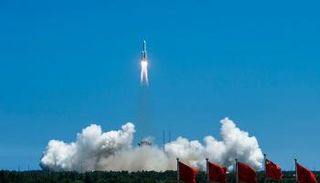 الصاروخ أثناء انطلاقه نحو الفضاء