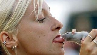 فتاة تمسك في يدها فأرا - أرشيفية