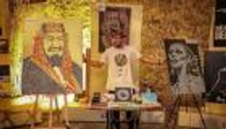 لوحات يمكنك سماعها.. سعودي يرسم شخصياته بكلمات الأغاني (خاص)