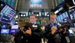 وول ستريت تبدأ التعاملات على انخفاض.. وسهم وول مارت يخسر 8%