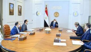 جانب من اجتماع الرئيس المصري مع عدد من أعضاء الحكومة