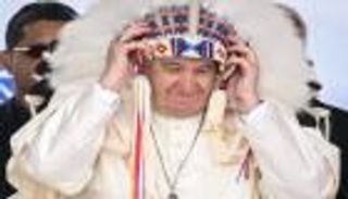 لماذا ارتدى البابا فرنسيس "غطاء ريش" في كندا؟.. "اعتذار للتاريخ"