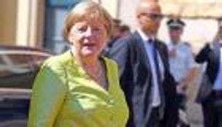 الابتسامة تعود لميركل.. ألوان زاهية بملابس غير رسمية (صور)