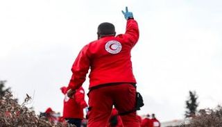 أحد رجال الهلال الأحمر الليبي- أرشيفية