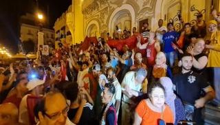 التونسيون يحتفلون بنجاح الدستور الجديد