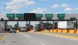 حارة عبور خاصة بسيارات تسلا على حدود المكسيك وأمريكا.. ما القصة؟