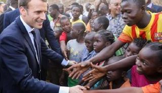 الرئيس الفرنسي في زيارة سابقة لإحدى الدول الأفريقية - أرشيفية