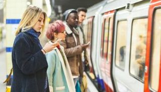 أمريكيون داخل محطة مترو بواشنطن