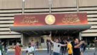 متظاهرون عراقيون يقتحمون مبنى البرلمان في بغداد