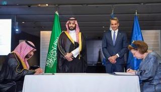 الأمير محمد بن سلمان ورئيس وزراء اليونان يشهدان توقيع اتفاق