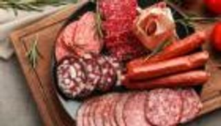 لانشون وبرجر من لحوم الحمير والكلاب.. ماذا يحدث في مصر؟