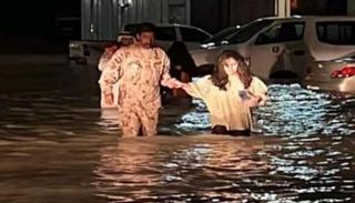  رجال وزارة الدفاع الإماراتية يجلون العالقين بالفجيرة 