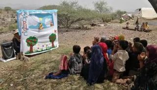 أطفال يمنيون يشاهدون مسرح الدمى