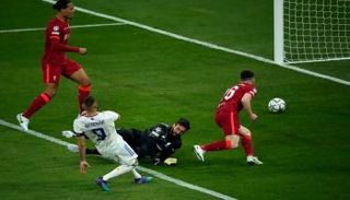 هدف كريم بنزيما الملغي أمام ليفربول 