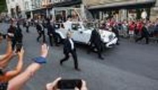 البابا تحت حصار "الجوالات" في شوارع كندا (صور)