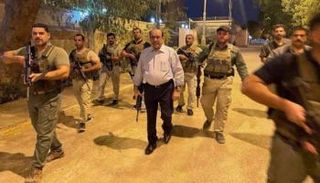 المالكي يتجول في المنطقة الخضراء ببغداد حاملا سلاح