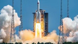 الصاروخ أثناء انطلاقه نحو الفضاء