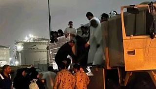 رجال الأيدي الوفية يساعدون العالقين في مياه الأمطار