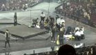 فيديو صادم.. سقوط شاشة عملاقة على فرقة موسيقية بهونج كونج