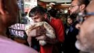 معركة رغيف العيش.. شجار وساعات انتظار أمام مخابز لبنان (صور)