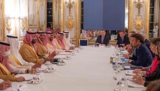 جانب من الاجتماع الموسع بين ماكرون ومحمد بن سلمان ووفدا البلدين