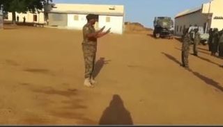 الضابط أيمن في وداع جنوده 