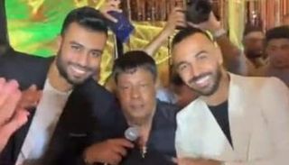 لاعبو الأهلي مع المطرب عبدالباسط حمودة