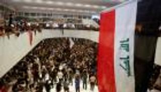 المحتجون في العراق يقتحمون مبنى البرلمان