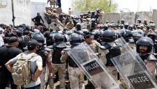 أنصار الصدر يحاولون اقتحام المنطقة الخضراء 