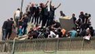 بث مباشر.. أنصار الصدر يعتصمون في البرلمان العراقي