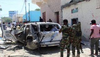 جنود صوماليون بموقع انفجار في مقديشو (أرشيفية)