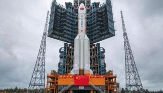 الصاروخ الصيني قبل انطلاقه