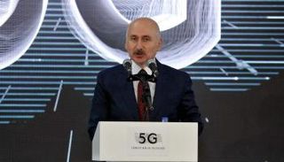 وزير النقل والبنية التحتية التركي خلال إطلاق الخدمة