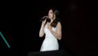 آمال ماهر "طلت بالأبيض".. عودة مثيرة للجدل بعد غياب طويل (صور)