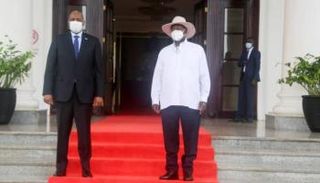 البرهان وموسفينتي في لقاء سابق بكمبالا