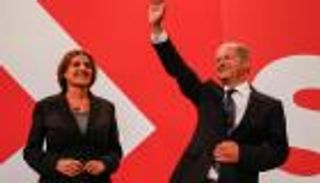 شولتز بالشورت والكاب.. أين يقضي مستشار ألمانيا عطلته؟