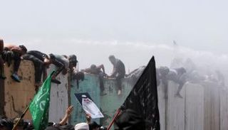 أنصار الصدر يتسلقون حواجز المنطقة الخضراء