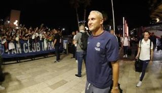 عناصر فريق باريس سان جيرمان لدى وصولهم إلى تل أبيب