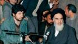 حارس الخميني يزعم اغتياله.. ويحذر المرشد الإيراني