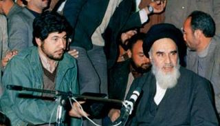 الخميني وحارسه الشخصي (وكالة أنباء فارس)