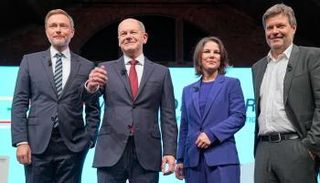 شولتز وسط أعضاء حكومته