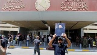 أنصار الصدر يواصلون اعتصامهم بمبنى البرلمان العراقي